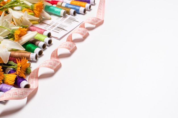 șabloane broderie și fire colorate